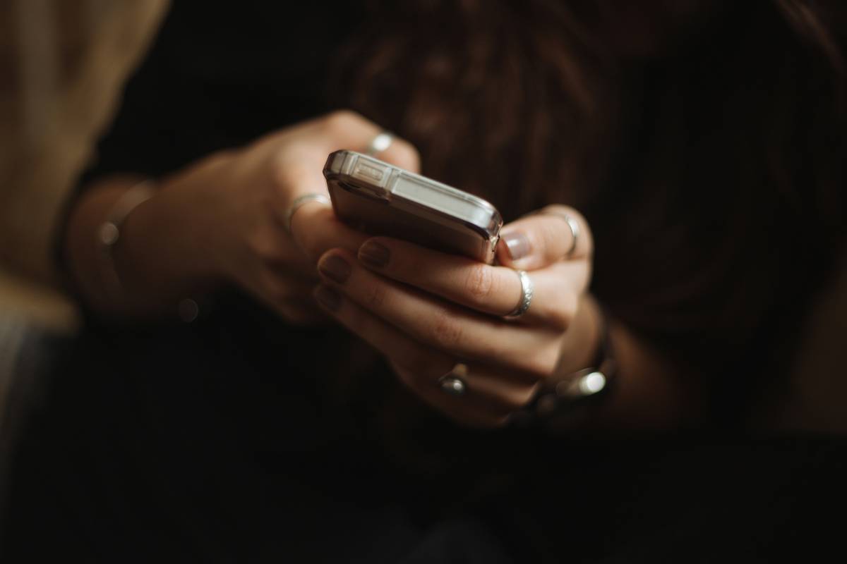 Chill app erfahrungen shown on smartphone screen displaying a calm breathing animation with real-time heart rate feedback